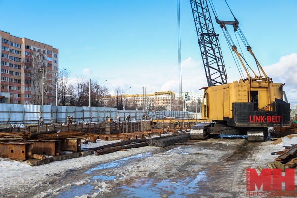 На территории стройплощадки метро человека засыпало грунтом. На месте работает МЧС На территории стройплощадки метро человека засыпало грунтом. На месте работает МЧС