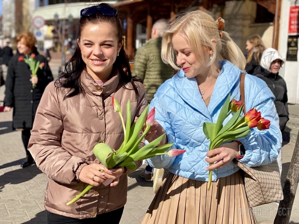 В честь открытия подарили женщинам 2500 тюльпанов! В Бресте открылась цветочная мастерская «La Buton» В честь открытия подарили женщинам 2500 тюльпанов! В Бресте открылась цветочная мастерская «La Buton»