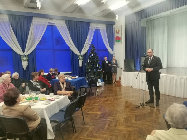 В Заводском районе прошел новогодний огонек для пенсионеров, одиноких пожилых людей и ветеранов В Заводском районе прошел новогодний огонек для пенсионеров, одиноких пожилых людей и ветеранов