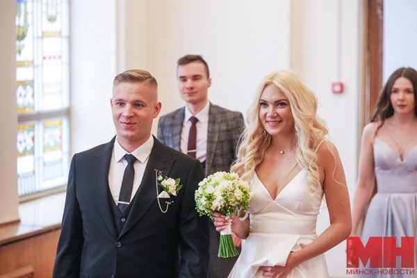 «Мы шли к этому 16 лет». Поговорили с молодоженами, которые решили заключить брак 22.02.2022