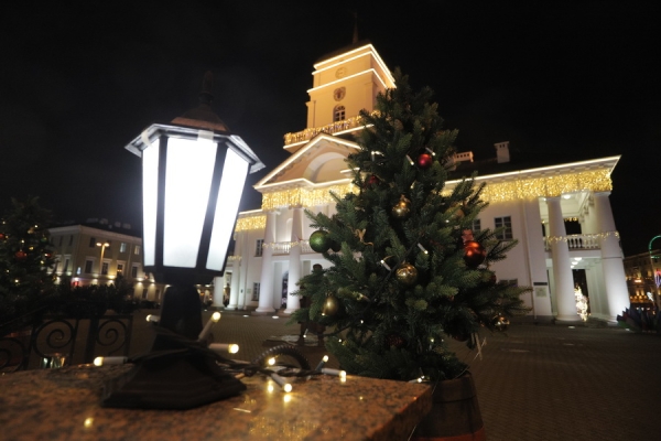 Более 3 700 гирлянд и свыше 30 елок. В Минске зажглась праздничная иллюминация