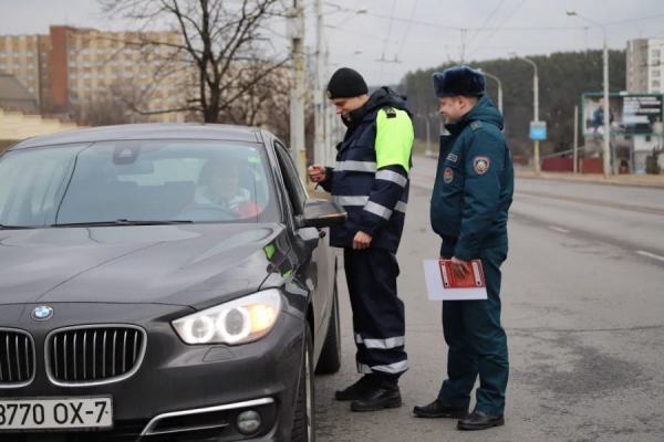 Сотрудники ГАИ напомнили водителям о ПДД, а спасатели проверили наличие в их авто огнетушителей Сотрудники ГАИ напомнили водителям о ПДД, а спасатели проверили наличие в их авто огнетушителей