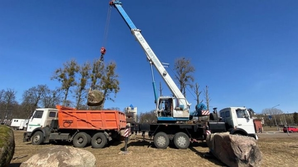 На Набережную Бреста привезли 12 больших валунов. Зачем? На Набережную Бреста привезли 12 больших валунов. Зачем?
