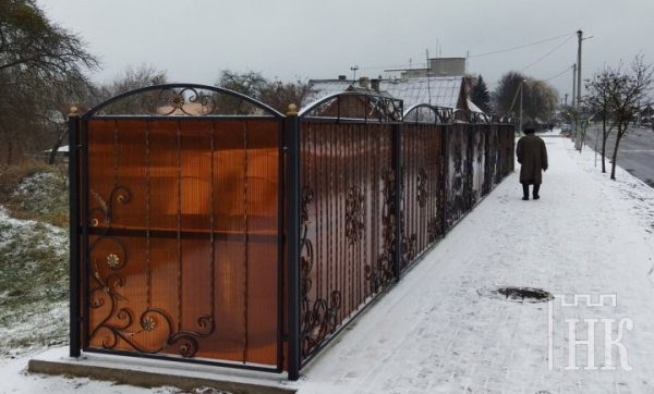 В Каменце появилась «двухслойная» ограда. Зачем? В Каменце появилась «двухслойная» ограда. Зачем?