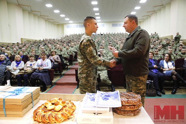 От командиров — награды, от мам — пироги. В столице поздравили военнослужащих внутренних войск