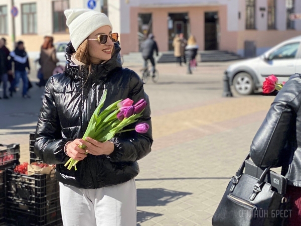 В честь открытия подарили женщинам 2500 тюльпанов! В Бресте открылась цветочная мастерская «La Buton» В честь открытия подарили женщинам 2500 тюльпанов! В Бресте открылась цветочная мастерская «La Buton»