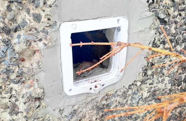 В Веснянке появились качающиеся дверцы на подвальных окошках одной из многоэтажек. Для чего они нужны В Веснянке появились качающиеся дверцы на подвальных окошках одной из многоэтажек. Для чего они нужны