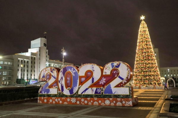 Более 3 700 гирлянд и свыше 30 елок. В Минске зажглась праздничная иллюминация