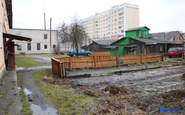 Стоянки против грядок или что-то большее? Соседская война разразилась в Барановичах Стоянки против грядок или что-то большее? Соседская война разразилась в Барановичах