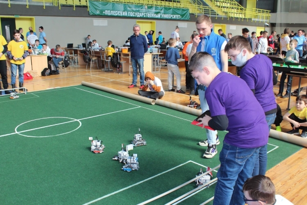 Лучшие робототехники собрались в Пинске Лучшие робототехники собрались в Пинске