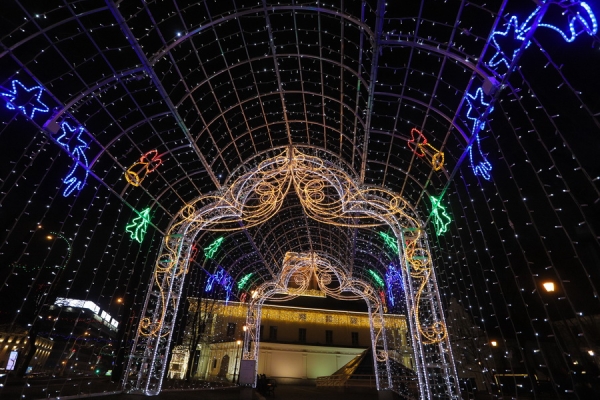 Более 3 700 гирлянд и свыше 30 елок. В Минске зажглась праздничная иллюминация